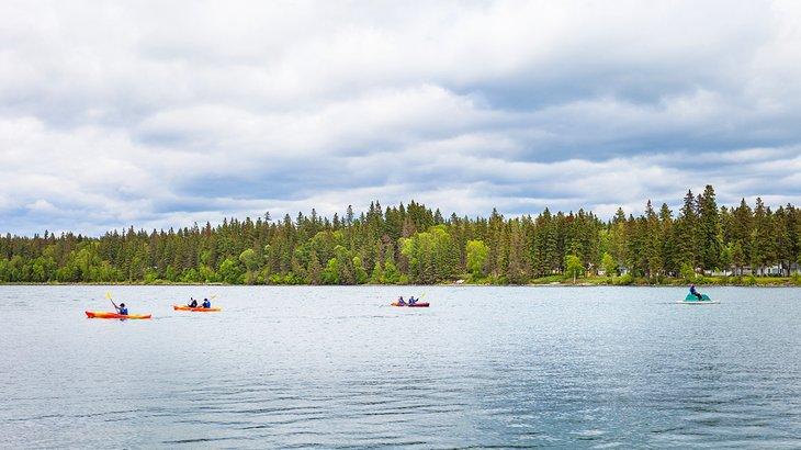 Kayakistas en el Lago Clear