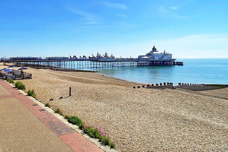 Playa principal de Grand Parade y muelle de Eastbourne