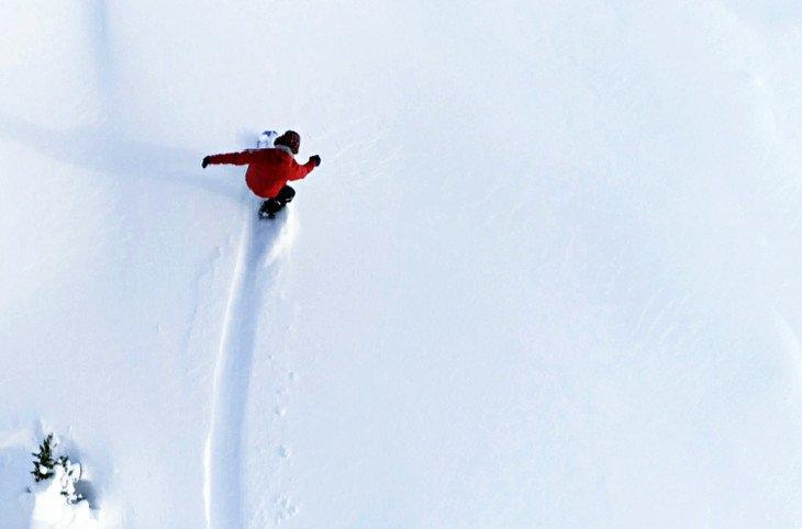 Snowboarder dejando su huella