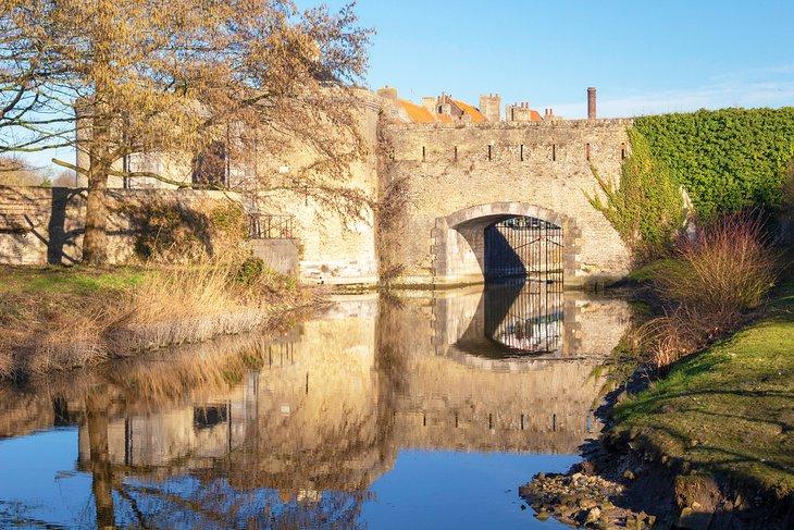 Mittelalterliche Mauern um Bergues