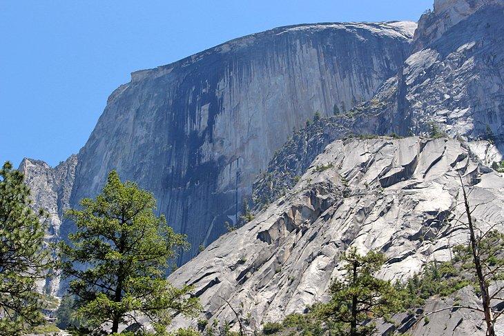 Vista de Half Dome desde Mirror Lake Hike