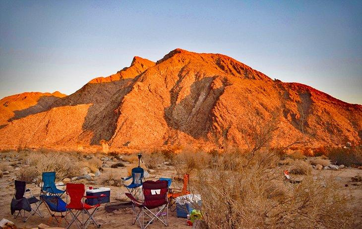Amanecer en el desierto en un camping en el Parque Estatal Anza-Borrego