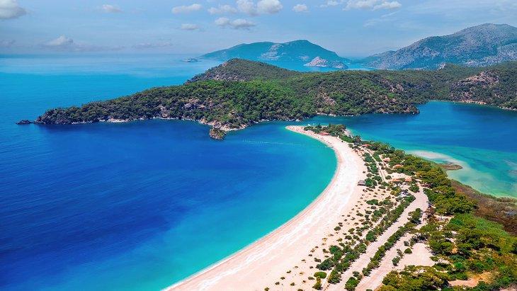 Vista aérea de la playa en Ölüdeniz
