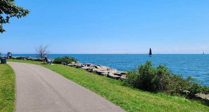 Sendero frente al agua en Lakefront Promenade Park