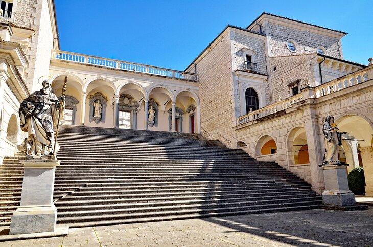Abbaye de Montecassino, un arrêt populaire le long de la route de Rome à Naples