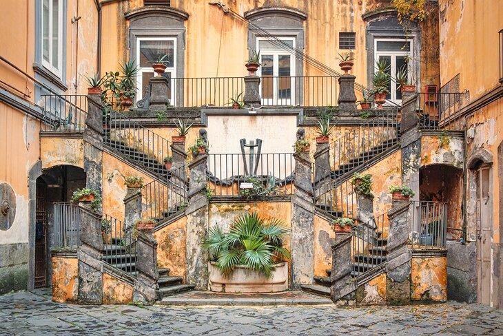 Célèbres escaliers du Palazzo Marigliano à Naples