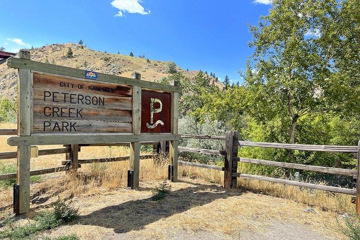 Entrada al sendero para el bucle de Tom Moore en Peterson Creek