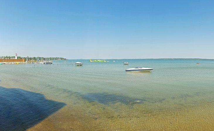 Botes y playa en el Lago Sylvan