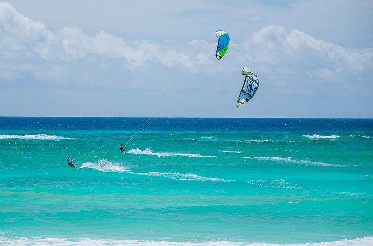 Kiteboarding à Silver Sands Beach