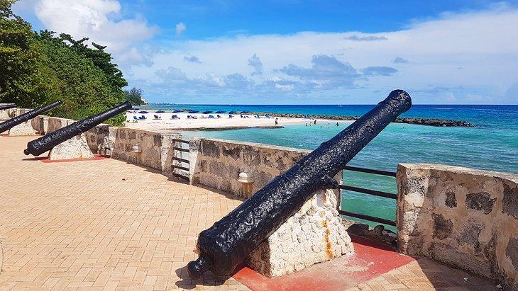 Canons et plage à Needham's Point