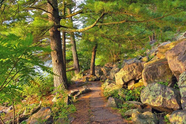 Sendero Tumbled Rocks, Parque Estatal Devil's Lake