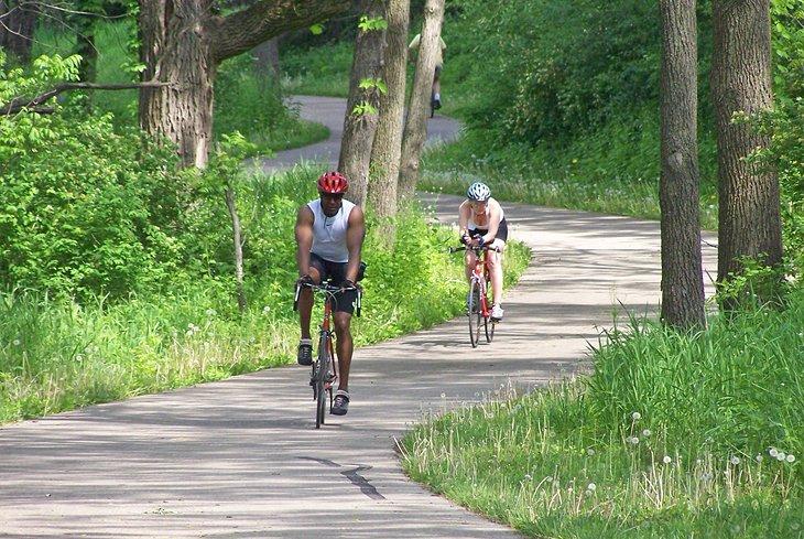 Ciclistas en el Sendero Estatal Capital City