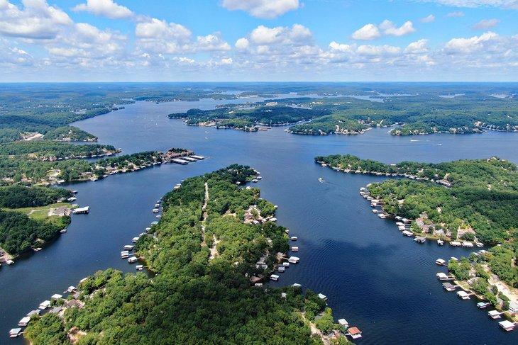 Vista aérea del Lago de los Ozarks en Missouri