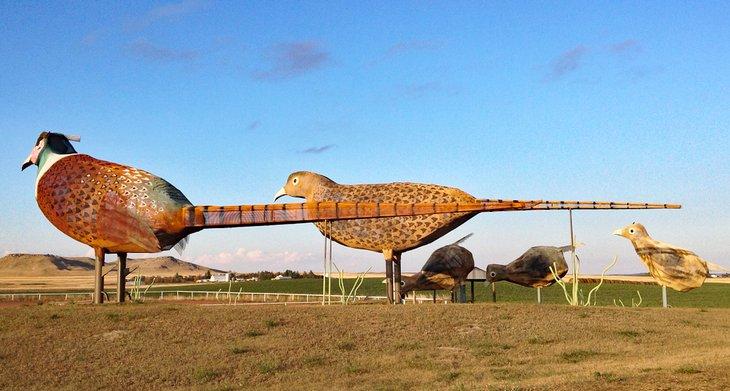 Esculturas de metal "Faisanes en la Pradera" en la Carretera Encantada