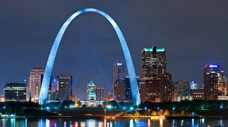 El Gateway Arch iluminado por la noche