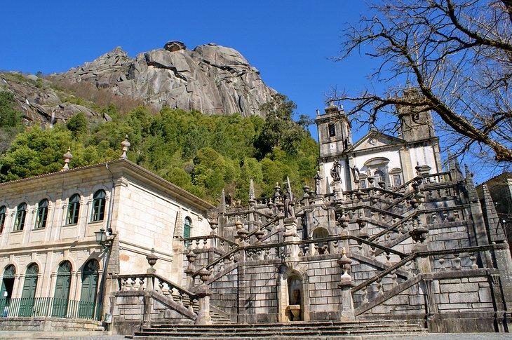 Sanctuário da Nossa Senhora de Peneda y la cumbre de granito de Penameda