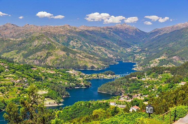 El río Cávado fluyendo a través del Parque Nacional de Peneda-Gerês