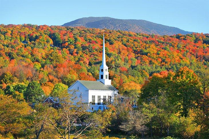 Iglesia de la Comunidad de Stowe y follaje de otoño en Stowe, VT