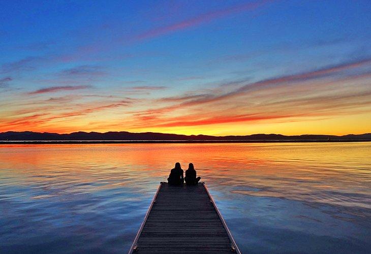 Una pareja disfrutando del atardecer en el Lago Champlain