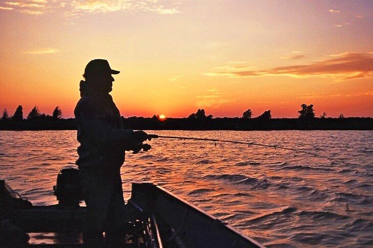Pescador al atardecer en un lago de Wisconsin