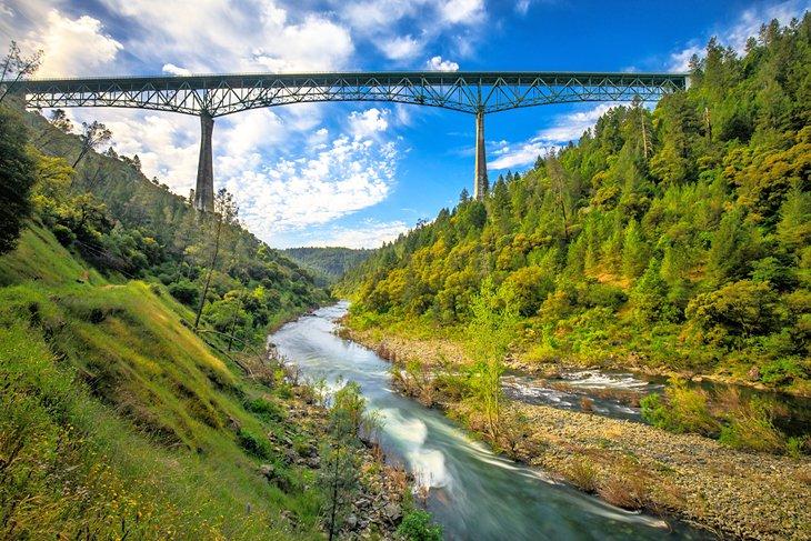 Puente Foresthill en el sendero Lake Clementine