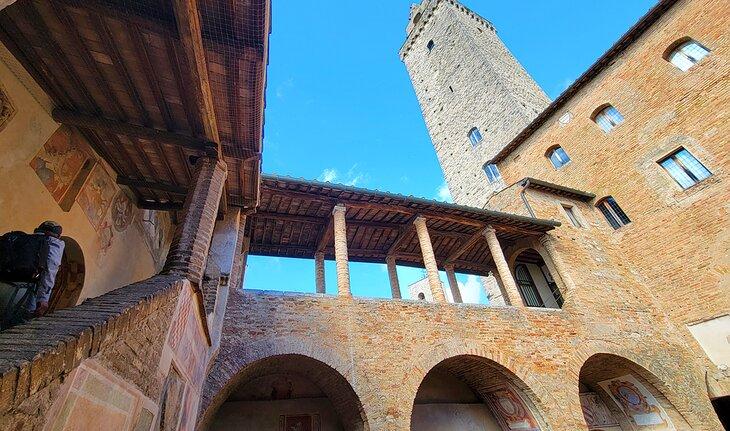 Palazzo del Pópolo y Torre Grosso