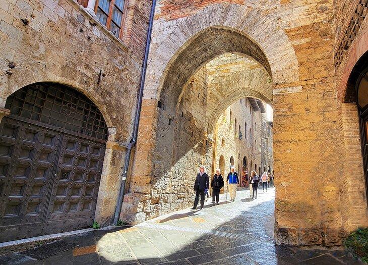 Una calle y arcos en San Gimignano