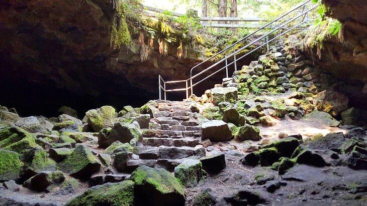 Sendero Ape Cave