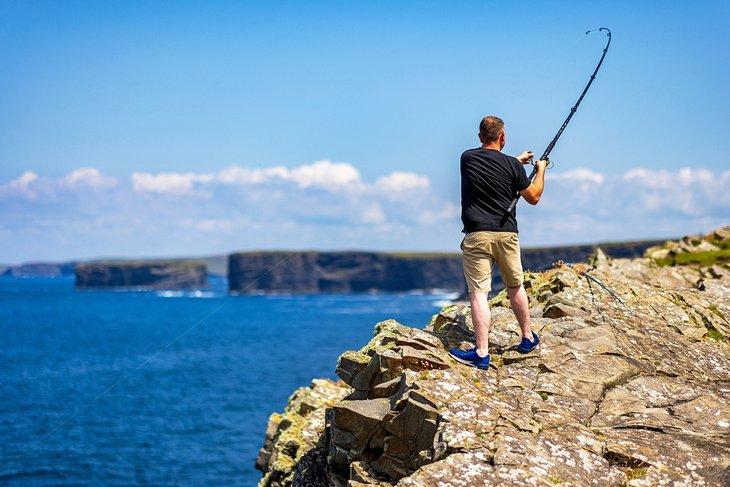 Pesca desde las rocas en el Faro de Loop Head, Condado de Clare, Irlanda