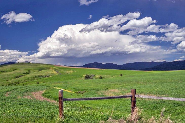 Nubes de tormenta sobre las montañas cerca de Lewistown