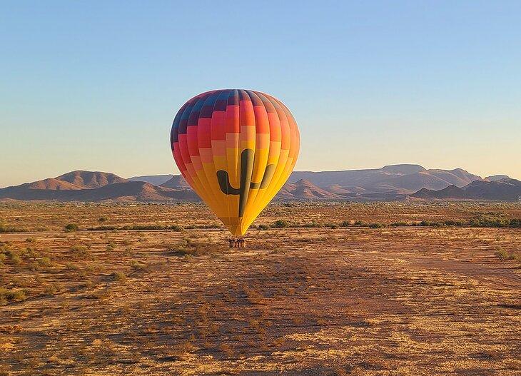 Ein Heißluftballon schwebt über der Wüste bei Scottsdale