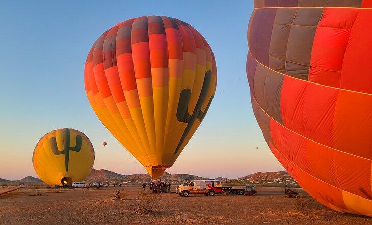 Vorbereitung für eine Heißluftballonfahrt bei Sonnenaufgang bei Scottsdale
