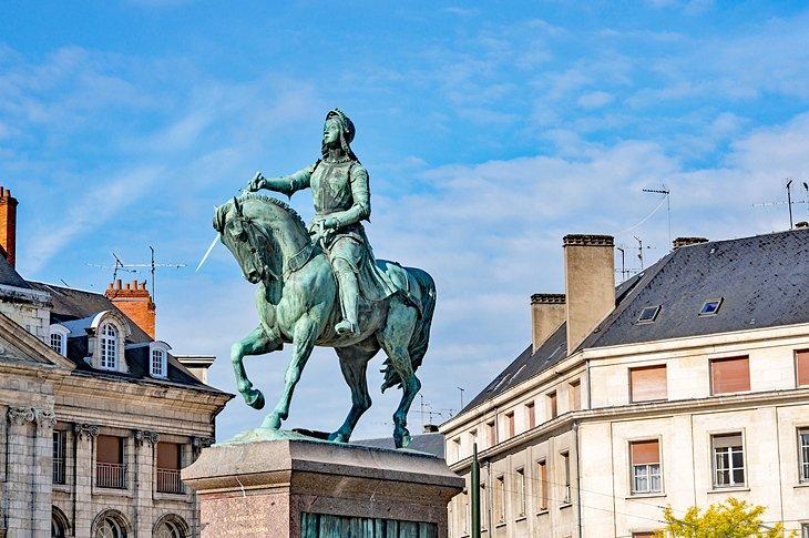 Monumento a Juana de Arco en la Place du Martroi en Orléans