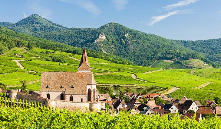 Die kleine Gemeinde von Hunawihr in der Region Elsass