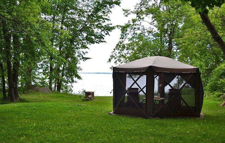 Una tienda de campaña plegada junto al Lago Leech en el Campamento Stony Point