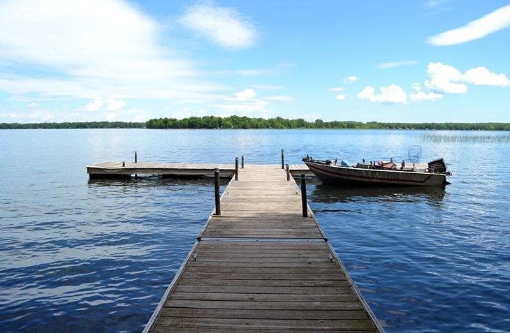 Un muelle flotante en las orillas del Lago Mille Lacs cerca del Campamento Lakeview