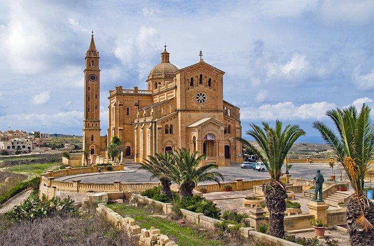 La Basílica de Ta' Pinu: Un Santuario Nacional y Iglesia de Peregrinación