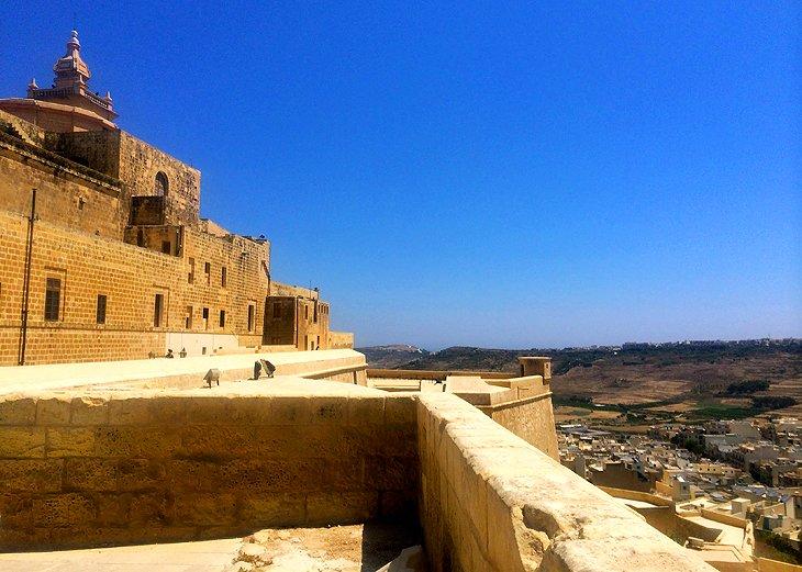 Victoria: Una Ciudad Medieval en la Cima de la Colina