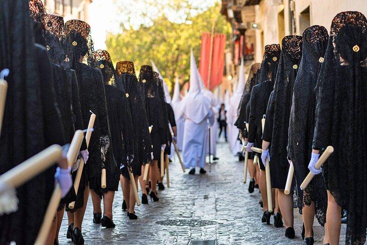 Procesión católica durante la Semana Santa en Granada, España