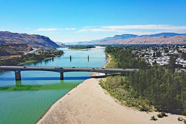 Centro de Kamloops a la orilla del río
