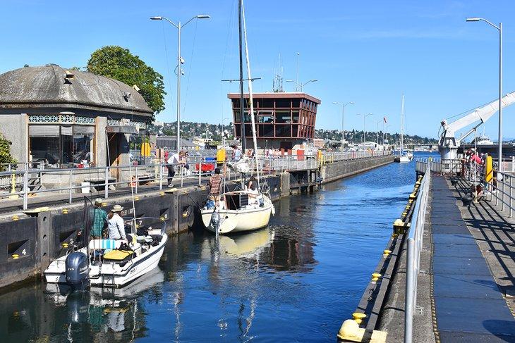 Boote, die durch die Hiram M. Chittenden Locks (Ballard Locks) fahren