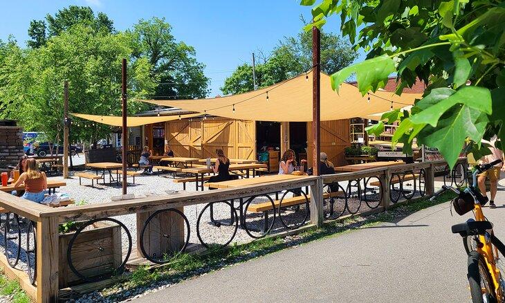 Assises en extérieur au Café et épicerie Swamp Rabbit