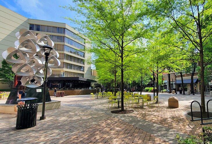 Une place le long de Main Street dans le centre-ville de Greenville