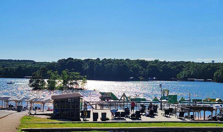 Plage et aire de jeux devant El Arriero à Shores on Lake Hartwell