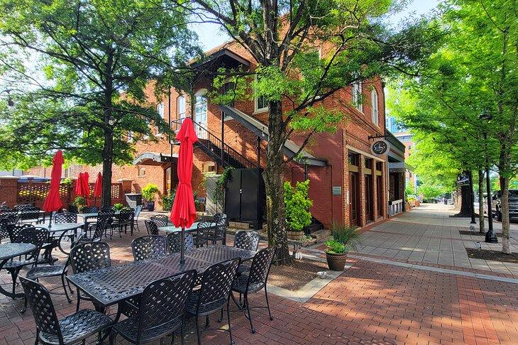 Patio extérieur du restaurant Soby's sur Main Street