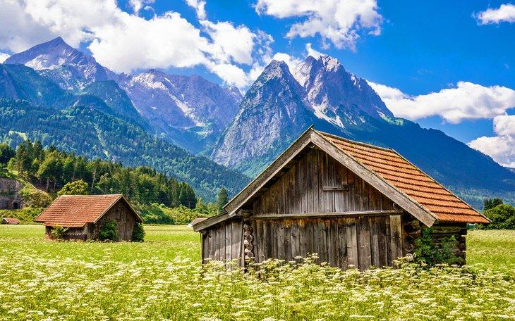Cabañas alpinas frente al Zugspitze