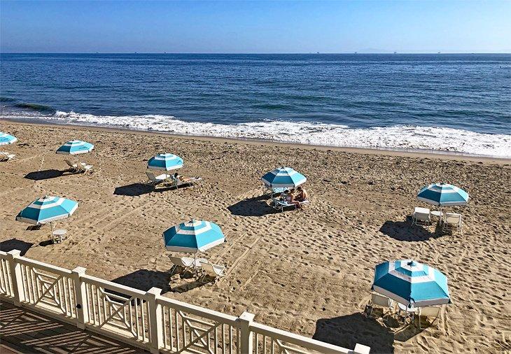 Sombrillas de playa frente a Rosewood Miramar Beach