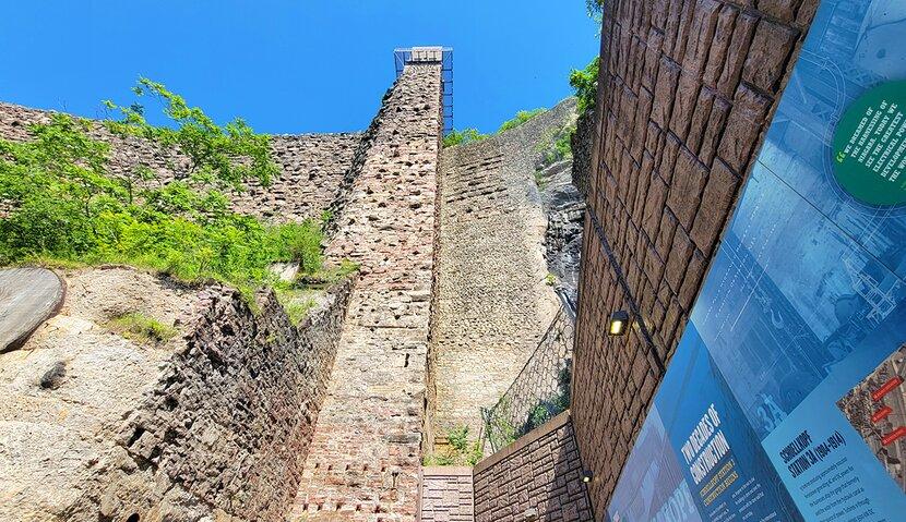 Vista desde la base de las Ruinas de la Estación de Energía Schoellkopf