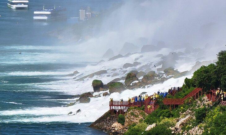 Plataforma de observación de la Cueva de los Vientos y Maid of the Mist detrás