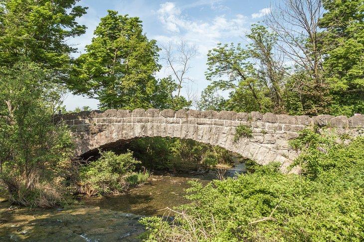 Puente de piedra a las Islas Tres Hermanas, Cataratas del Niágara, Nueva York